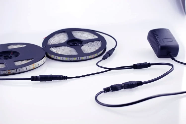 Pouvez-vous connecter plusieurs bandes LED à une seule alimentation